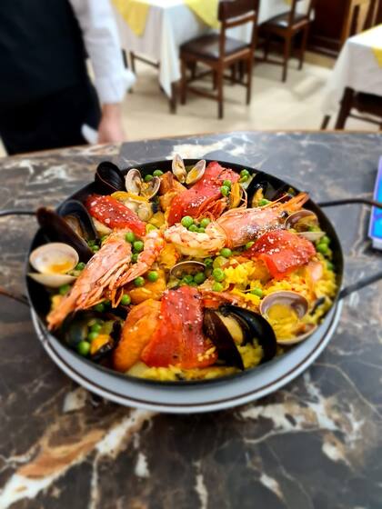 Una tremenda paella de mariscos espera en Hispano.
