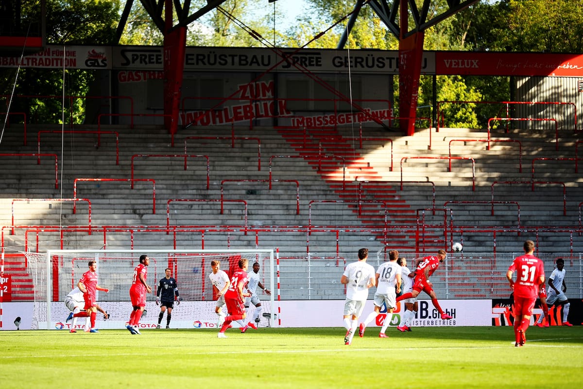 Una tribuna con paravalanchas, típica del fútbol de antes: en el estadio de Unión Berlín la mayoría de los hinchas ven los partidos parados. Hoy no pudieron alentar a su equipo en un duelo histórico: recibieron a Bayern Munich