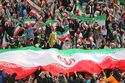 Una tribuna de hinchas mujeres en Irán
