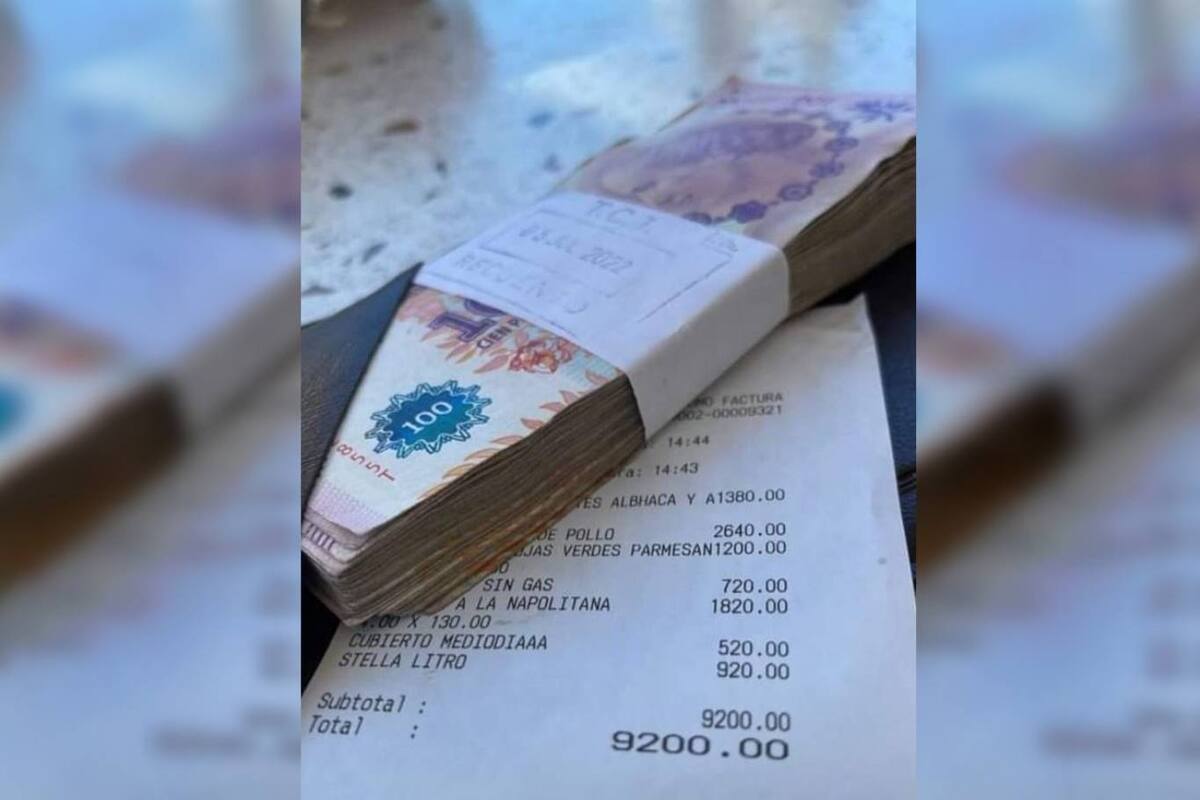 Una tuitera mostró la cantidad de billetes que necesitó para pagar una cuenta y generó polémica, pero ella señala que se desvió el eje de lo que quiso expresar