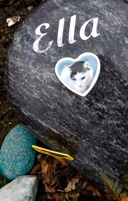 Una tumba de una mascota en forma de corazón el cementerio de Tierhimmel ("Animal Heaven") en Teltow, a las afueras de Berlín