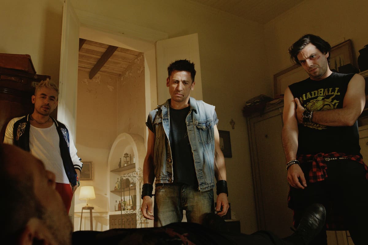 Una tumba para tres: antihéroes que recorren un camino hacia el más hondo de los abismos