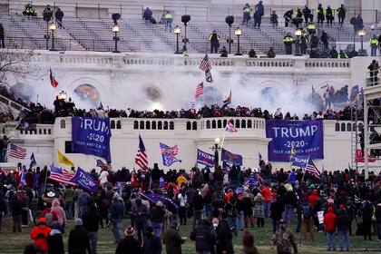 Una turba de fanáticos de Donald Trump asaltan el Capitolio el 6 de enero de 2021, en Washington, D.C. (AP Foto/John Minchillo)