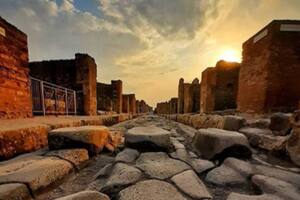 Una turista devolvió una serie de piedras que robó hace quince años durante una visita a las ruinas de Pompeya. En la carta que envió junto con el paquete asegura que los artefactos son la causa de su doble masectomía y de sus dificultades económicas. El parque arqueológico exhibe las piezas devuelt