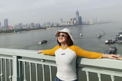 Una turista en el puente del río Wuhan Yangtze