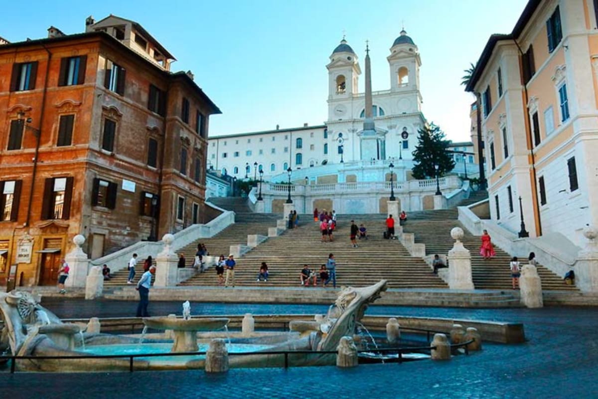 Una turista española murió en Roma al caer al vacío desde un muro cerca de la escalinata de Plaza de España