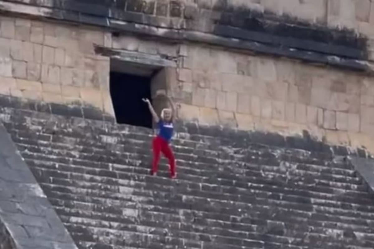 Una turista fue zarandeada por la multitud y muy criticada en las redes sociales por subir de forma ilegal a la pirámide de Kukulcán, en México.