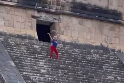 Una turista fue zarandeada por la multitud y muy criticada en las redes sociales por subir de forma ilegal a la pirámide de Kukulcán, en México.