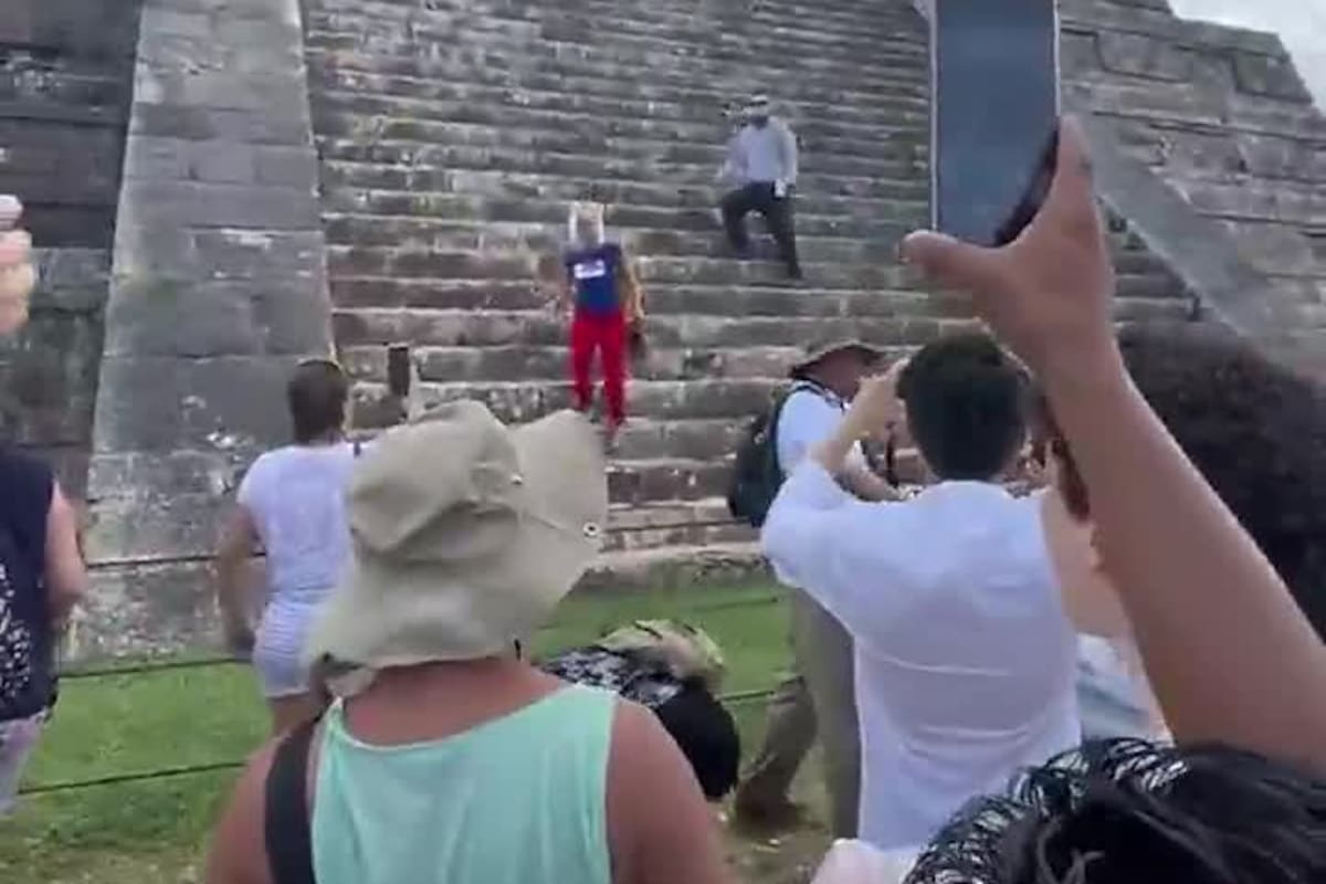 Una turista subió la pirámide de Kukulkán y recibió insultos y empujones