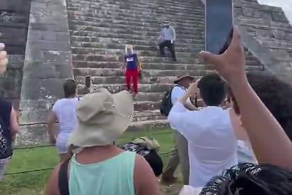Una turista subió la pirámide de Kukulkán y recibió insultos y empujones