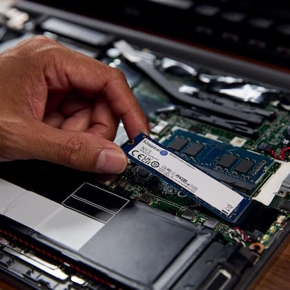 Una unidad de almacenamiento Kingston NV3; se conecta al puerto M.2 de la PC o la PS5