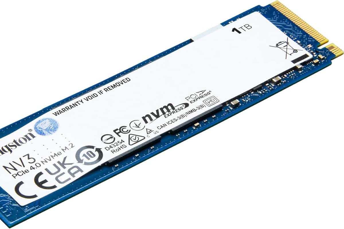 Una unidad de almacenamiento Kingston NV3; se conecta al puerto M.2 de la PC o la PS5