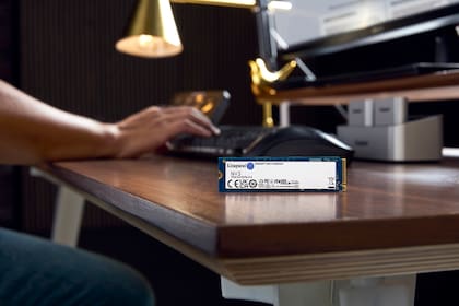 Una unidad de almacenamiento SSD NV3 de Kingston, que se inserta dentro de la computadora; la mayor velocidad en la lectura y escritura de datos contribuye a que las apps de IA funcionen más rápido