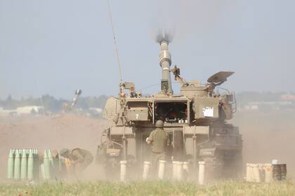 Una unidad de artillería israelí dispara contra blancos en la Franja de Gaza, en la frontera entre el territorio palestino e Israel, el sábado 15 de mayo de 2021. (AP Foto/Ariel Schalit)