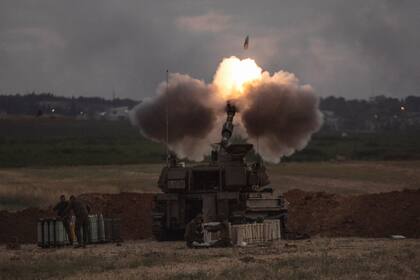 Una unidad de artillería israelí dispara hacia objetivos en la Franja de Gaza, en la frontera entre Israel y Gaza, el lunes 17 de mayo de 2021. (AP Foto/Heidi Levine)