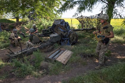 Una unidad de artillería ucraniana con su viejo cañón antitanque se encontraba al nordeste de la ciudad de Kherson, Ucrania, ocupada por Rusia, el sábado 4 de junio de 2022. Entrenar a los soldados en el uso de equipos más nuevos suministrados por Occidente se ha convertido en un obstáculo importante. (Tyler Hicks/The New York Times)
