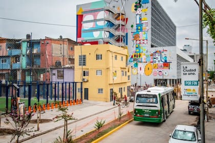 Una unidad de la línea 45 ingresa a la villa 31 y pasa frente al edificio del Ministerio de Educación, en una de las pruebas del nuevo recorrido