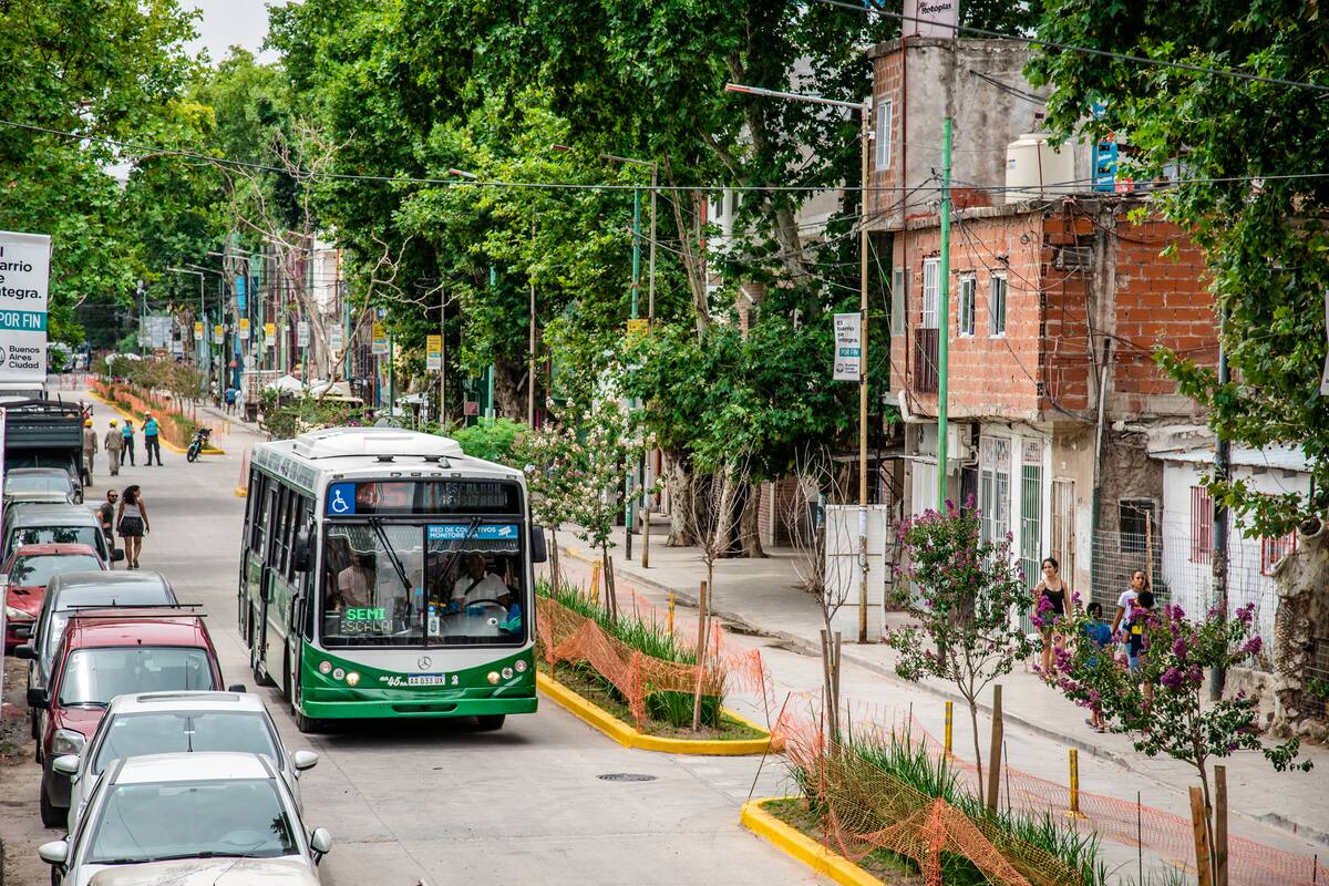 Una unidad de la línea 45 ingresa a la villa 31 y pasa frente al edificio del Ministerio de Educación, en una de las pruebas del nuevo recorrido