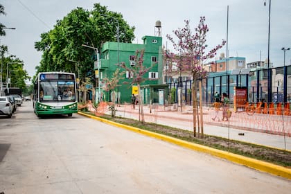 Una unidad de la línea 45 ingresa a la villa 31 y pasa frente al edificio del Ministerio de Educación, en una de las pruebas del nuevo recorrido