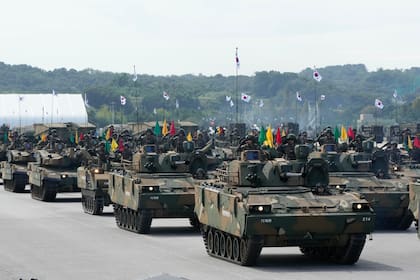 Una unidad del ejército de Corea del Sur desfila con vehículos blindados ante la prensa con motivo del 76to aniversario del Día de las Fuerzas Armadas, en la base aérea de Seongnam, en Seúl, Corea del Sur, el 25 de septiembre de 2024. (AP Foto/Ahn Young-joon)