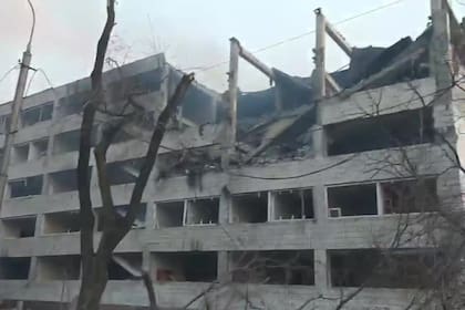 Una universidad y un edificio municipal, alcanzados por los bombardeos en Mariúpol