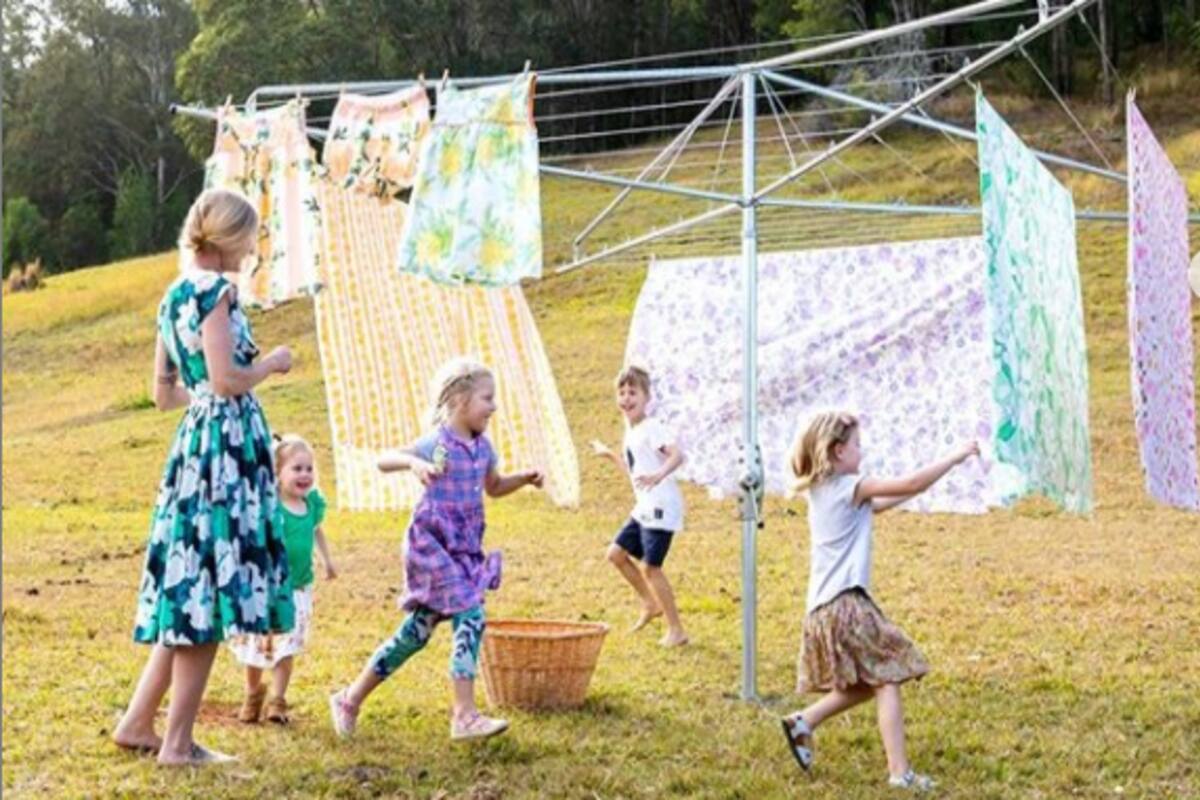 Una usuaria de Facebook se preguntó cuál era el mejor método para colgar la ropa y evitar las marcas de los broches. El interrogante provocó una grieta que se hizo viral