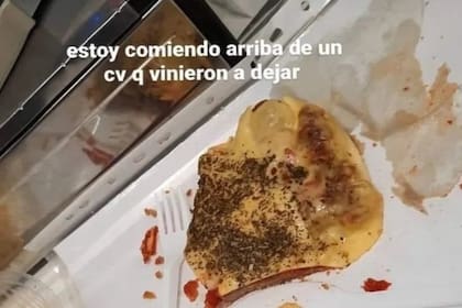 Una usuaria de Instagram se volvió viral tras compartir una foto de su almuerzo: una milanesa sobre el currículum de alguien que buscaba trabajo