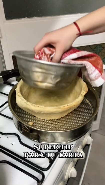 Una usuaria de TikTok aconsejó a sus seguidores sobre cómo cocinar tarta sin tartera