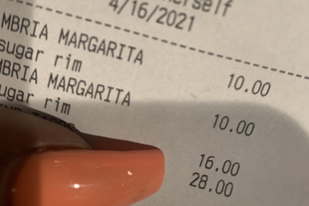 Una usuaria de Twitter denunció a un mesero por un comentario que consideró ofensivo en el ticket de la cuenta