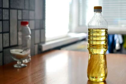 Una usuaria de Twitter reveló que no debe tirarse la tapa blanca del aceite ya que, una vez abierto, funciona como dosificador