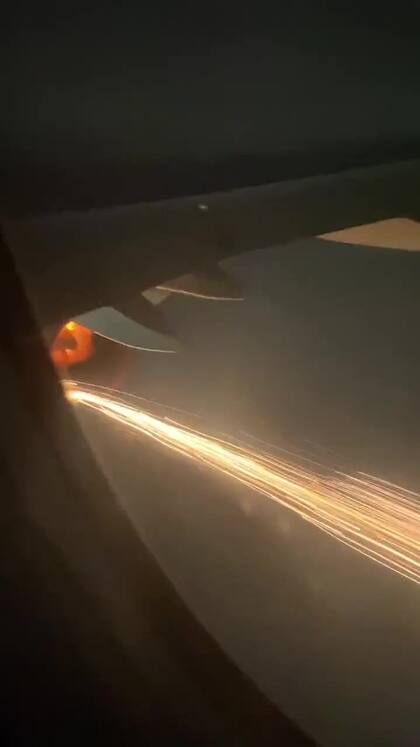 Una usuaria de Viva Aerobus alertó sobre la impactante falla de un motor en pleno vuelo