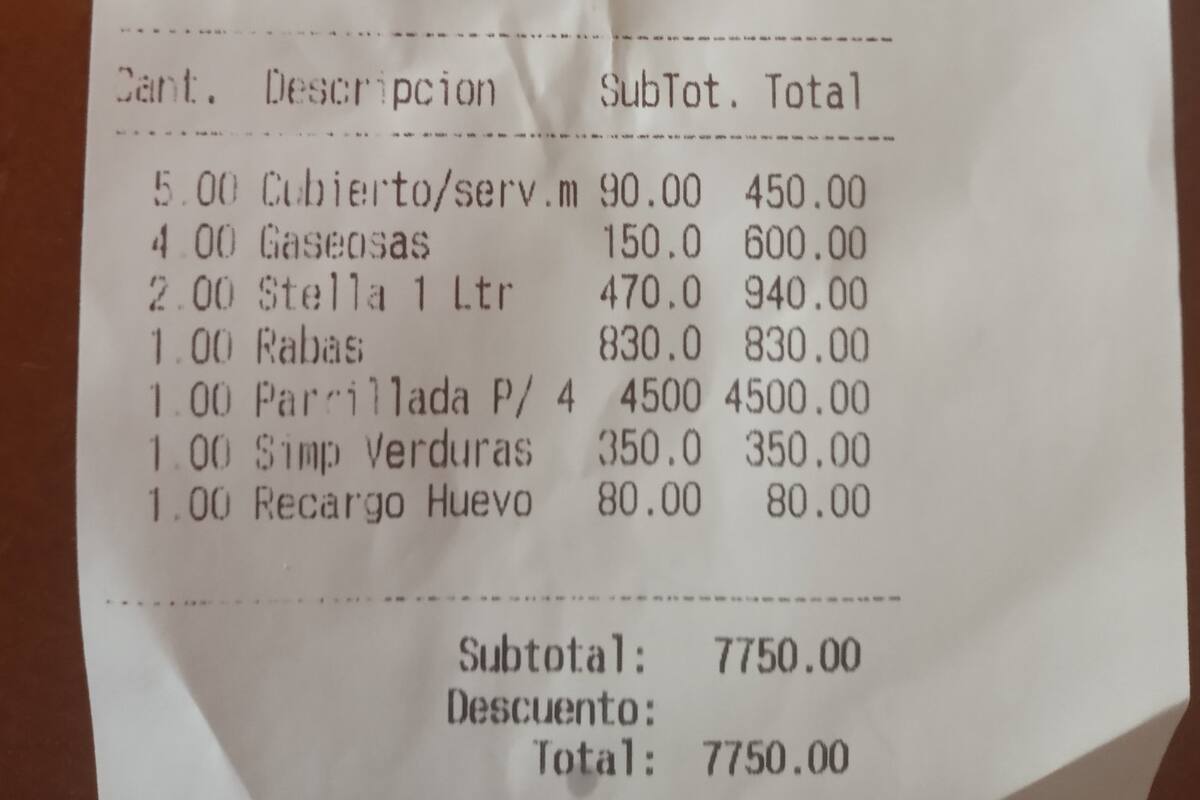 Una usuaria mostró el ticket de una parrilla de la provincia de Buenos Aires y las redes estallaron con críticas
