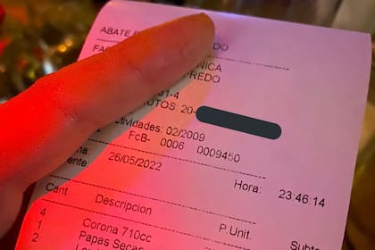 Una usuaria mostró indignada la cuenta de un restaurante y generó debate entre los usuarios