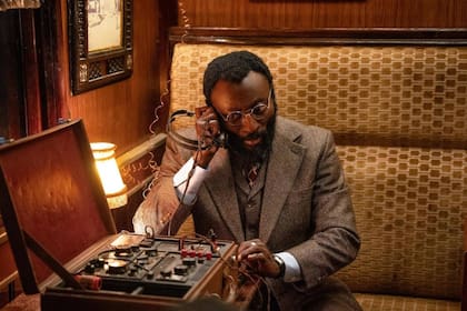 Una valija que en realidad es una sistema de comunicaciones, como el que tiene en The Ministry... el actor Babs Olusanmokun eran los tipos de inventos que se crearon para el grupo especial SOE y que luego serían llevados a la ficción, especialmente en las películas de James Bond