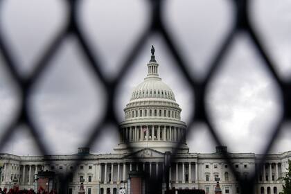 Una valla de seguridad alrededor del Capitolio, en Washington, el viernes 17 de septiembre de 2021, previo a una protesta programada para el sábado. (AP Foto/Brynn Anderson)