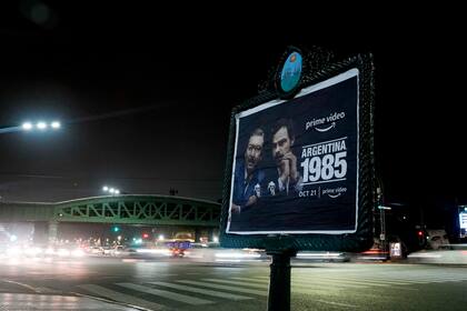 Una valla publicitaria de la película "Argentina 1985", en Buenos Aires, Argentina, el jueves 20 de octubre de 2022. (Foto AP/Natacha Pisarenko)