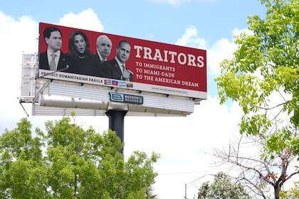 Una valla publicitaria digital muestra un mensaje que dice "Traidores a los inmigrantes, a Miami-Dade, al sueño americano", junto con fotos de políticos de Florida con raíces en Cuba, incluyendo, de izquierda a derecha, al secretario de Estado Marco Rubio y a los congresistas federales María Elvira Salazar, Carlos Giménez y Mario Díaz-Balart, el viernes 25 de abril de 2025 en Medley, Florida. (AP Foto/Rebecca Blackwell)