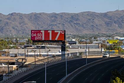 Una valla publicitaria electrónica muestra la temperatura récord en Phoenix el 18 de julio de 2023.