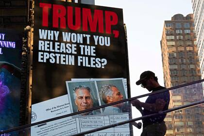 Una valla publicitaria en Times Square exige la publicación de los archivos de Epstein el 23 de julio de 2025 en la ciudad de Nueva York