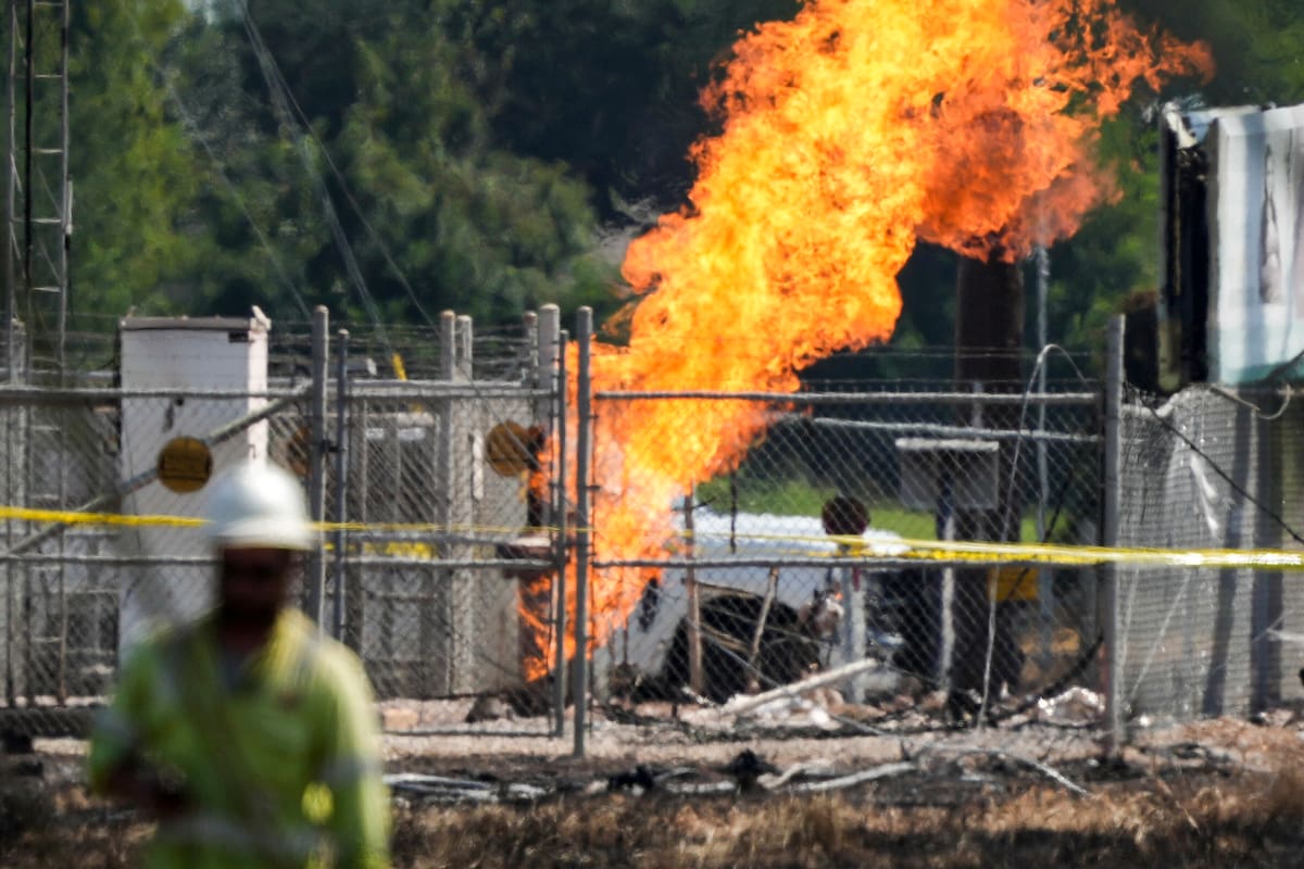 Una válvula exterior continua ardiendo tres días después de que un vehículo atravesara una cerca que rodeaba un estacionamiento y chocara en el sitio, el miércoles 18 de septiembre de 2024, en La Porte, Texas. (Jason Fochtman/Houston Chronicle vía AP)