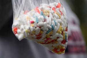 Una variedad de píldoras y medicamentos recetados, incluidos los opioides, se eliminan como parte de un día de devolución de medicamentos recetados en Los Ángeles