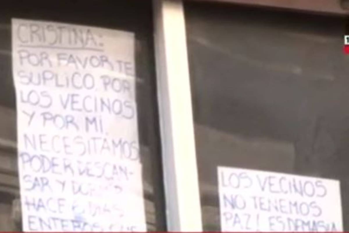 Una vecina de Cristina Kirchner en Recoleta puso un cartel para suplicarle que necesitaban "descansar y dormir"