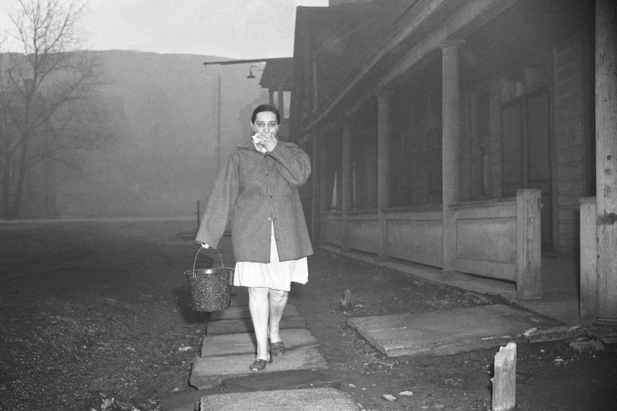 Una vecina de Donora se cubre el rostro de los humos industriales, en 1949 (National Geographic)