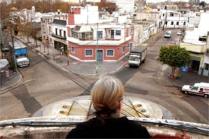 Una vecina en un balcón, sobre las seis esquinas (uno de los pocos trazados de este tipo en la ciudad)