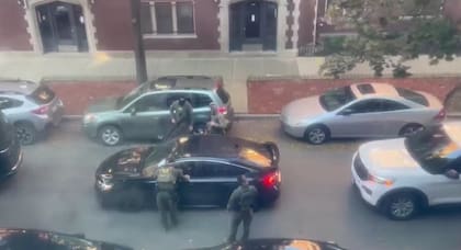 Una vecina filmó el momento en que agentes de inmigración detienen un auto a las afuera de la iglesia