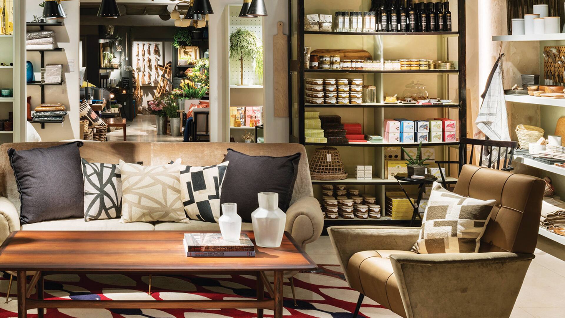 Una vecina flamante del Eixample y aquilatada estilista nos lleva a descubrir modernismo, cafés y tiendas de diseño con mirada de experta y pulso local. Para tomar nota.