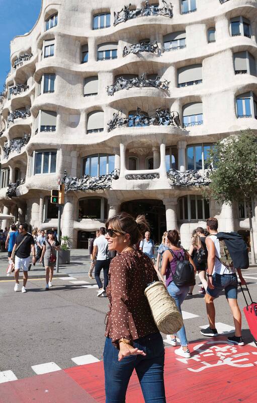 Una vecina flamante del Eixample y aquilatada estilista nos lleva a descubrir modernismo, cafés y tiendas de diseño con mirada de experta y pulso local. Para tomar nota.
