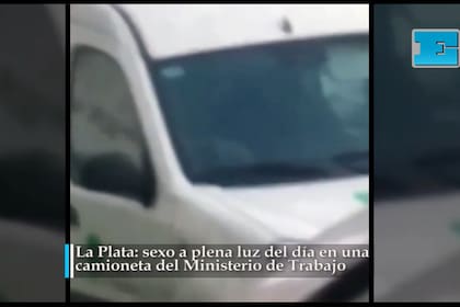 Una vecina grabó el momento íntimo que tuvo lugar dentro de un vehículo ploteado con el logo del Ministerio de Trabajo de la provincia de Buenos Aires