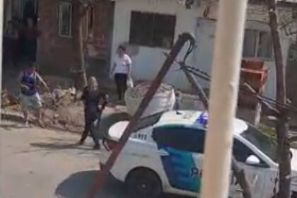 Una vecina grabó por la ventana la pela entre el hombre y la Policía en la calle