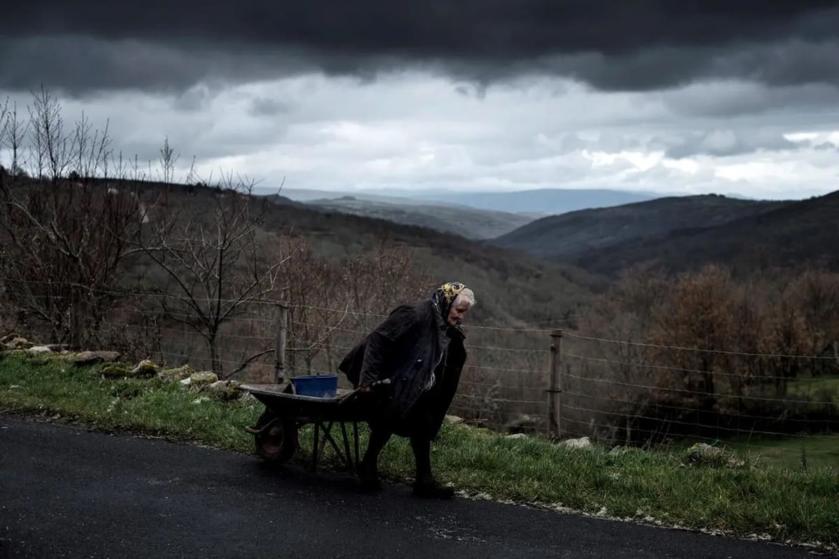 Una vecina mayor del núcleo de Outeiro, Orense, se dirige a realizar sus labores diarias en el campo, en marzo de 2020